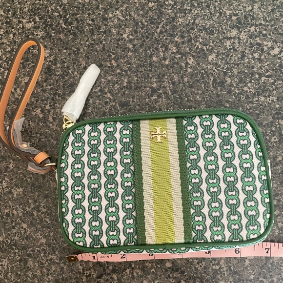 Tory Burch Handbags - Tory Burch Green and White Chain Pattern Wristlet